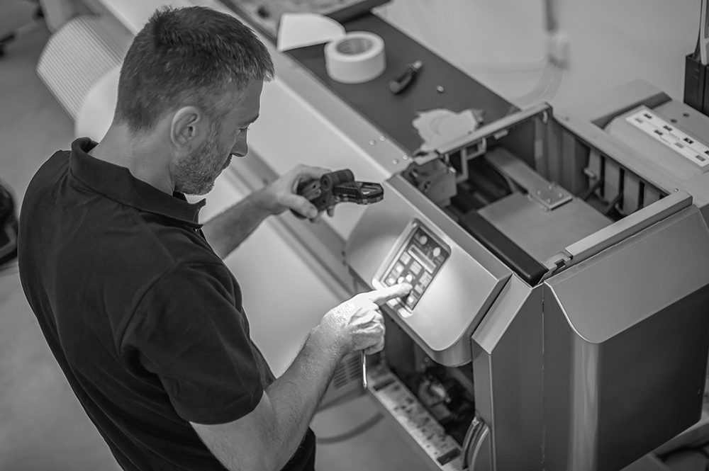 Technicien Gel-Ink intervenant sur un traceur